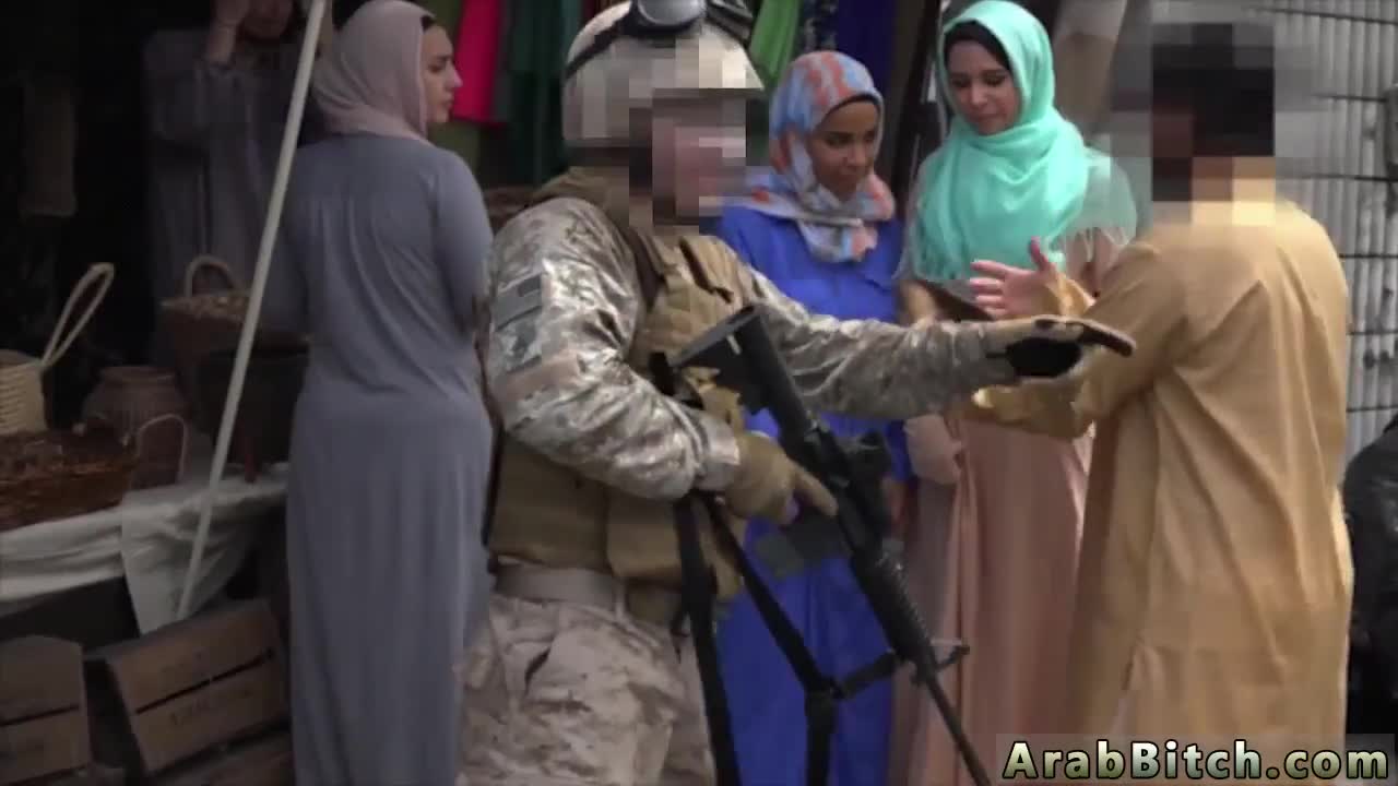 Арабское порно с бабой в платке и парнем в военной форме.